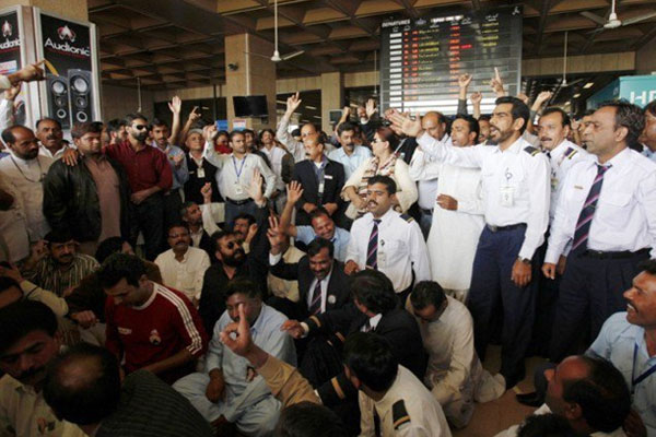 پی آئی اے ملازمین کا احتجاج 13 ویں روز بھی جاری