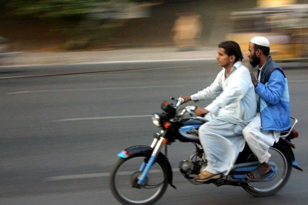 کراچی :ڈبل سواری پر پابندی عائد