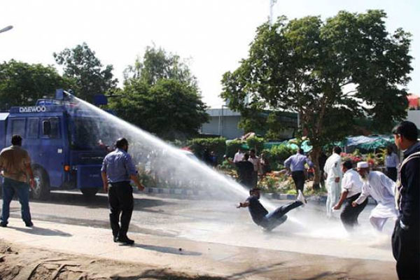 کراچی :جناح انٹرنیشنل ایئرپور ٹ میدان جنگ بن گیا