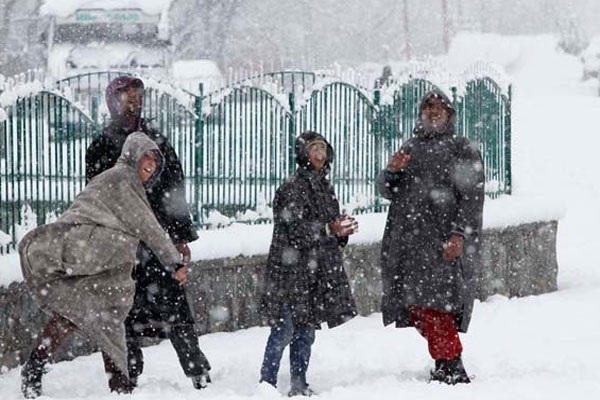 آزاد کشمیر میں برف باری ، عوام کا تفریح مقامات کا رخ