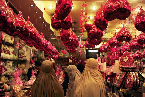 ویلنٹائن ڈے کی مناسبت پھول اور غبارے،خوبصورتی میں اضافہ