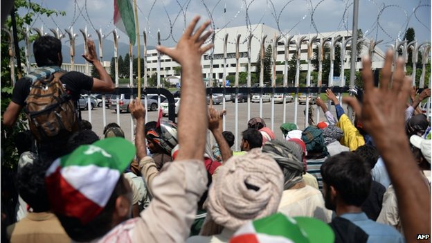 اسلام آباد ریلی کے شرکاءاور مظاہرین کے درمیان شدید جھڑپیں