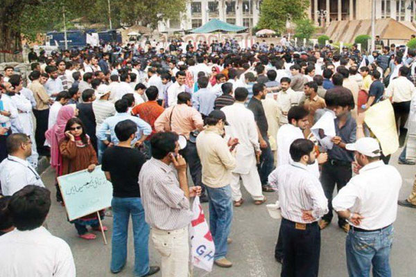 لاہور:ینگ ڈاکٹرز کا مطالبات کے حق میں احتجاج