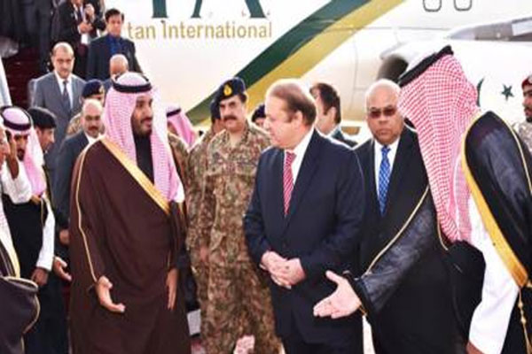 وزیر اعظم نواز شریف اور آرمی چیف تین روزہ دورے پر سعودی عرب پہنچ گئے