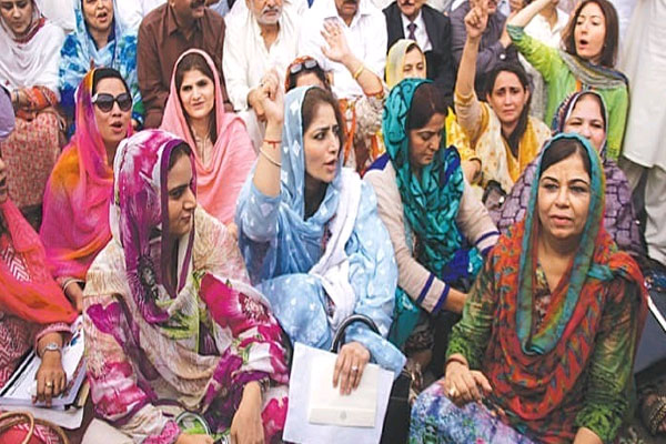 مشرف کی روانگی ،پی پی ارکان کا دھرنا