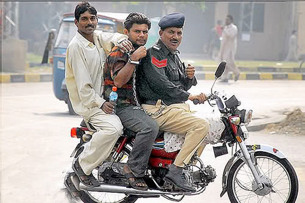 حیدرآباد:مجرم کو پیشی کے لئے عدالت موٹرسائیکل پر لے جایا گیا