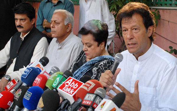 قوم پل اورسڑکوں سے نہیں تعلیم سے ترقی کرتی ہے،عمران خان