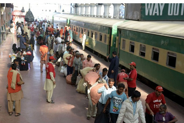 کراچی سےرہا86 بھارتی ماہی گیرلاہور ریلوے اسٹیشن پہنچ گئے