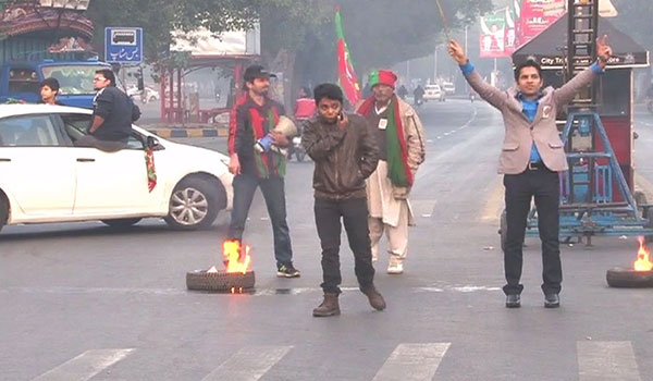 فیصل آباد:سرکاری ملازمین کااحتجاج کے دوران روڈ بلاک