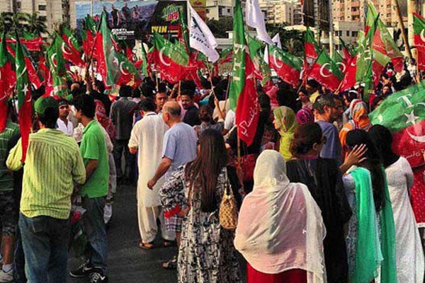 کراچی میں نادرا کے دفتر کے باہر پی ٹی آئی کا احتجاج