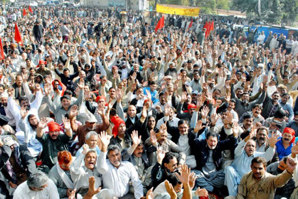 فیصل آباد میں مزدوروں نے مالکان کے خلاف احتجاجی ریلیاں نکالیں
