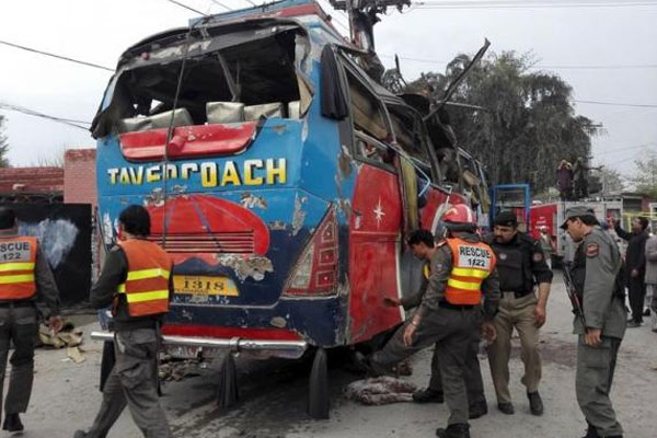 پشاورمیں سرکاری ملازمین کی بس میں دھماکہ،16 افرادجاں بحق