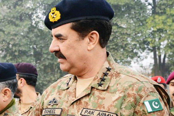 آرمی چیف راحیل شریف کا واہ فیکٹری کا دورہ