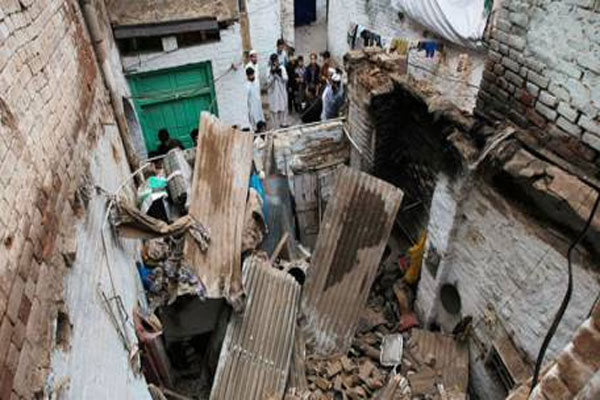 پشاور میں مکانات کی چھتیں گرنے سے 4افراد جاں بحق
