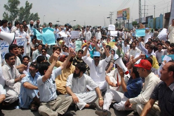 لاہور میں ینگ ڈاکٹرز ایک بار پھر سڑکوں پر
