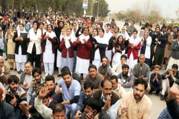لاہور :ینگ ڈاکٹرز کا تنخواہوں میں اضافے کیخلاف احتجاج