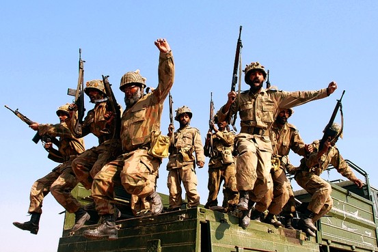 پاک فوج نے کچے کے علاقے کا چارج سنبھال لیا