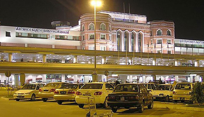لاہور :بورڈنگ پاس کی تبدیلی ،پی آئی اے کا مسافر گرفتار