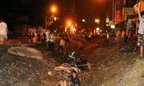 کراچی :کریم آباد،برساتی نالے میں گیس بھرجانے سے دھماکا