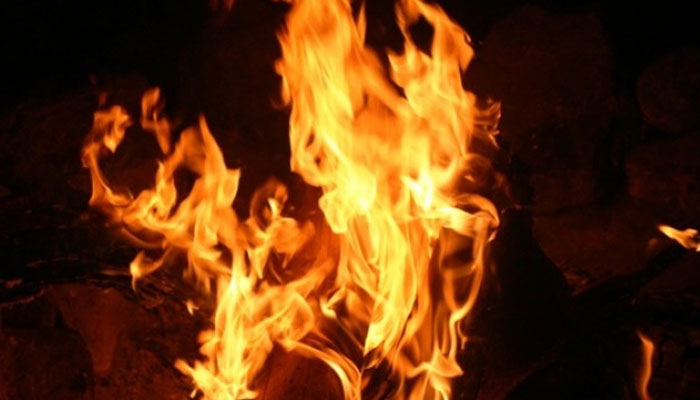 فیصل آباد میں باپ نے بیٹی، نواسی اور نواسے کو آگ لگا دی