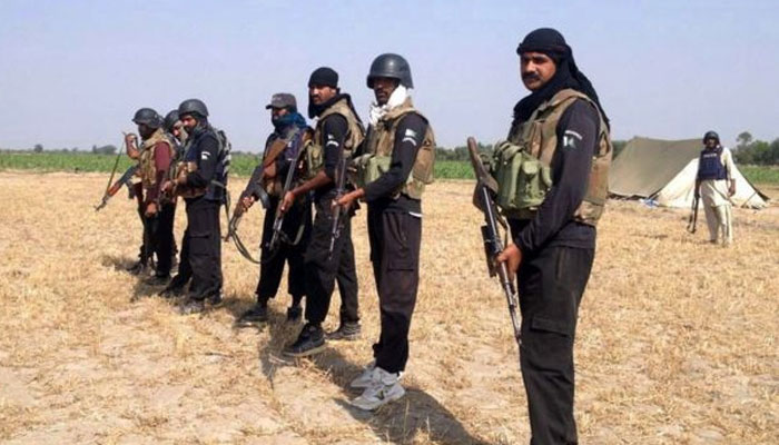 ہتھیارنہ پھینکنےوالےڈاکوؤں کیخلاف فورسز کا آپریشن جاری
