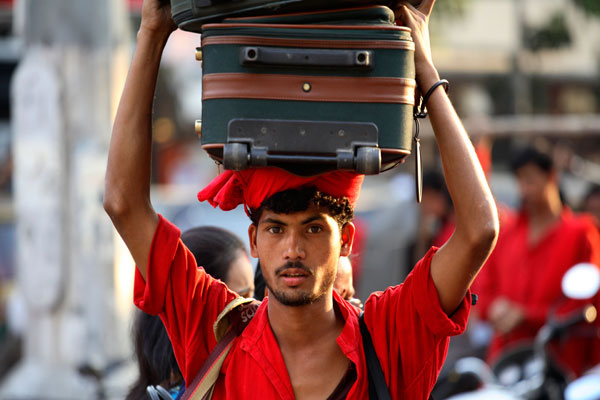 ٹرینوں کی بندش، گوجرانوالہ کے قلی معاشی بدحالی کا شکار
