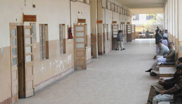 کراچی میں ججز کے مبینہ ناروا رویے کیخلاف وکلا کااحتجاج