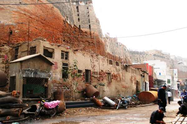 حیدرآباد:پکا قلعہ کی بوسیدہ دیوار گر گئی ،مکانا ت زمین بوس