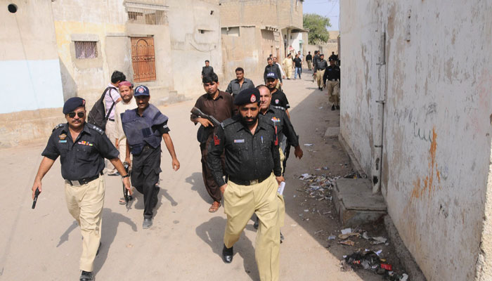 کراچی :مبینہ پولیس مقابلے میں2 ڈاکو ہلاک