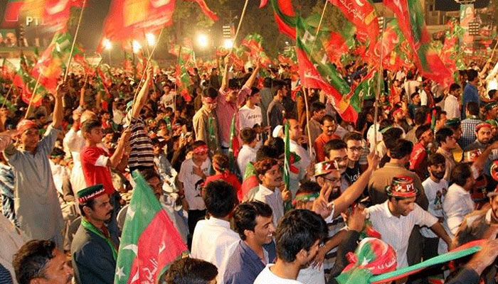 ملک کے مختلف شہروں سے کارکنان کی پی ٹی آئی جلسے میں آمد