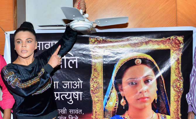 راکھی ساونت کا پنکھوں کیخلاف انوکھااحتجاج