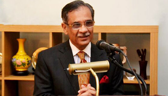 جسٹس ثاقب نثارنے قائم مقام چیف جسٹس کا حلف اٹھا لیا