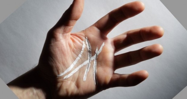 کا کیا مطلب ہے؟ "M" ہتھیلی پر موجود حرف