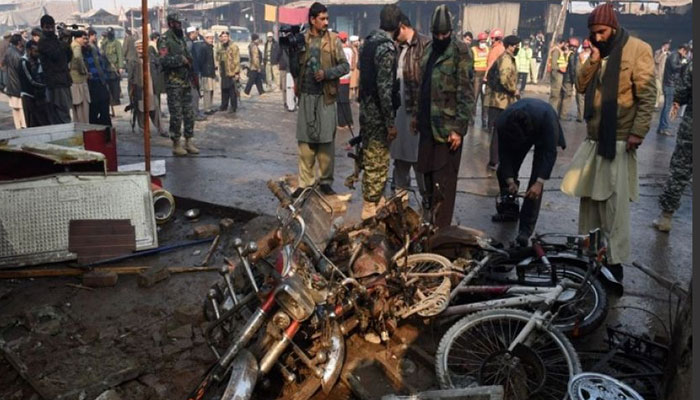 پشاور :3مبینہ خود کش بمباردستی بم پھٹنے سے ہلاک