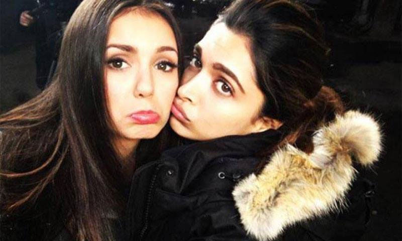 دیپیکا نے لی نینا کے ساتھ اداس سیلفی