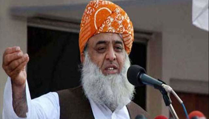 وزیراعظم کے ساتھ کھڑے ہیں، فضل الرحمن