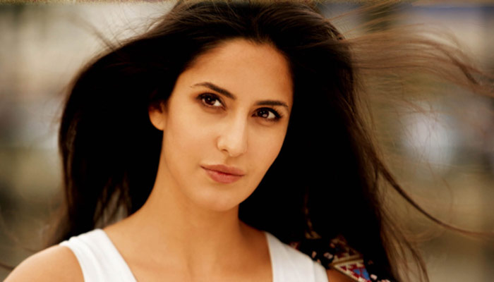 مشہور بھارتی اداکارہ ائیر پورٹ پر&nbsp; غصے سے پاگل ہوگئیں