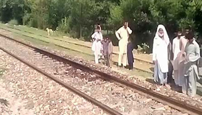 فیصل آباد:ریلوے پھاٹک نہ ہونے پر دیہاتیوں کا احتجاج