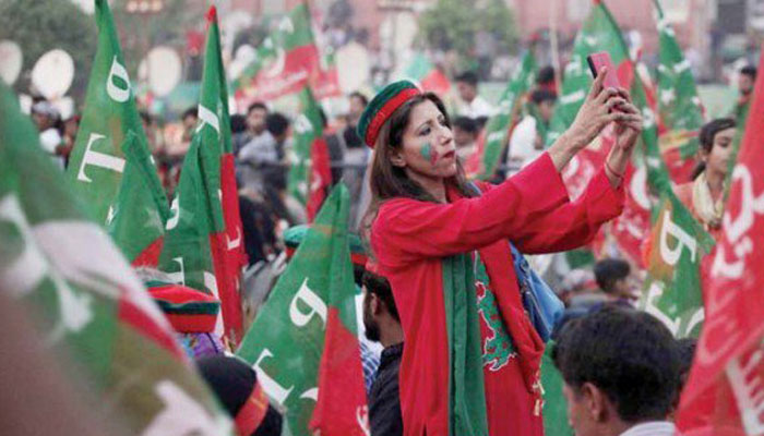 پی ٹی آئی جلسہ ،پارٹی پرچم ،ٹوپیاں اور مفلرز کی خریداری عروج پر