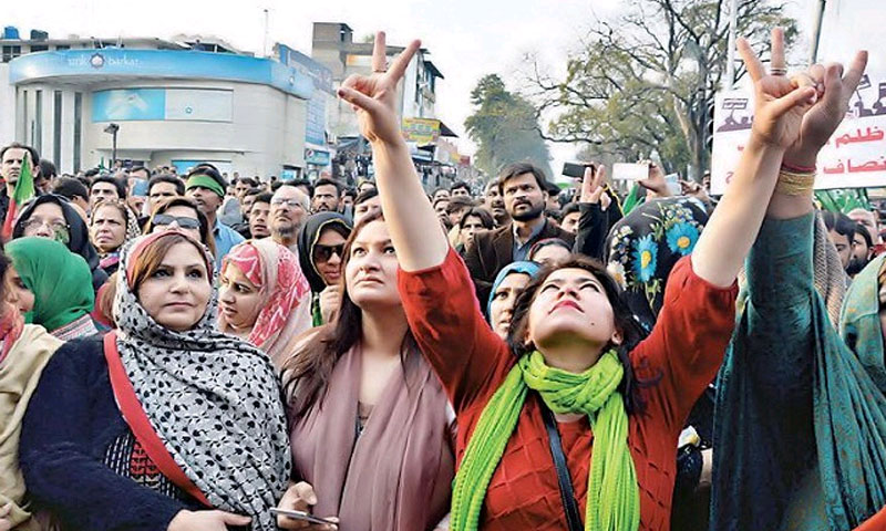 پانامالیکس ،پی ٹی آئی کی خواتین ونگ کی ارکان سڑکوں پر