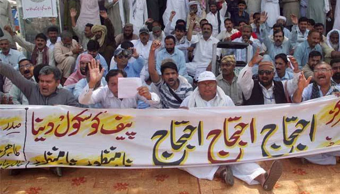 اسکول ٹیچرز کا پنجاب اسمبلی کے باہر احتجاج جاری