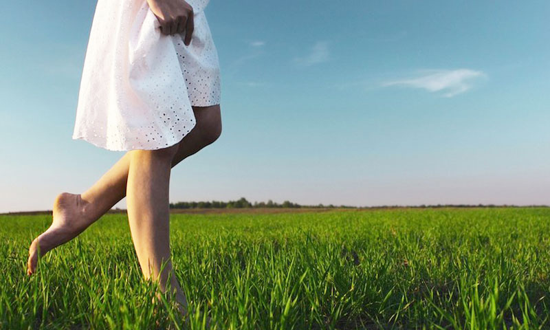 صبح کے وقت گھاس پر چلنے کے نا قابل یقین فوائد