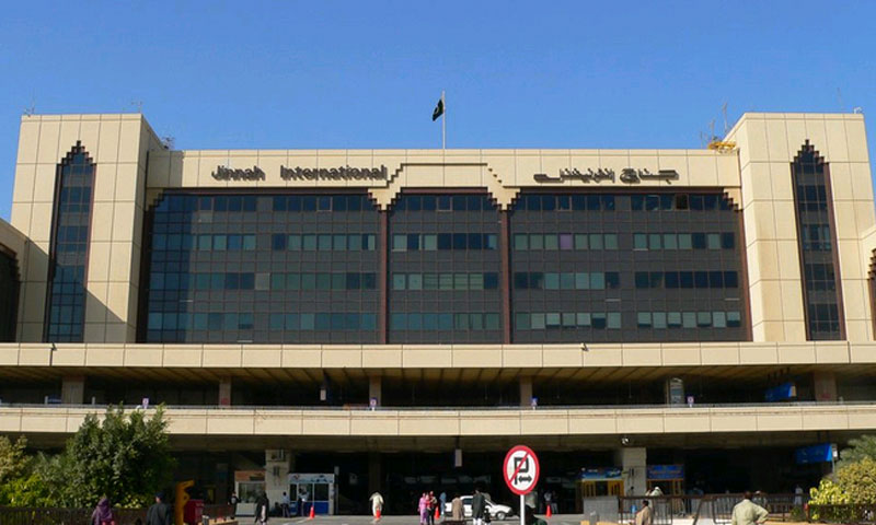 کراچی :نجی ائیرلائن کے طیارے کی ہنگامی لینڈنگ،حادثے سے بچ گیا