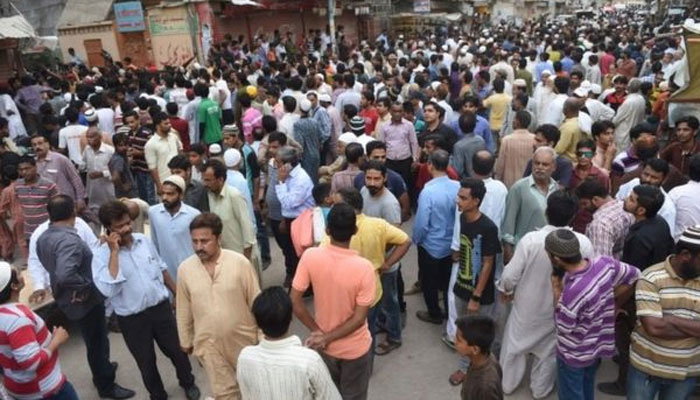 امجد صابری کے مداح آخری دیدار کیلئے ان کی رہائش گاہ کے باہر موجود