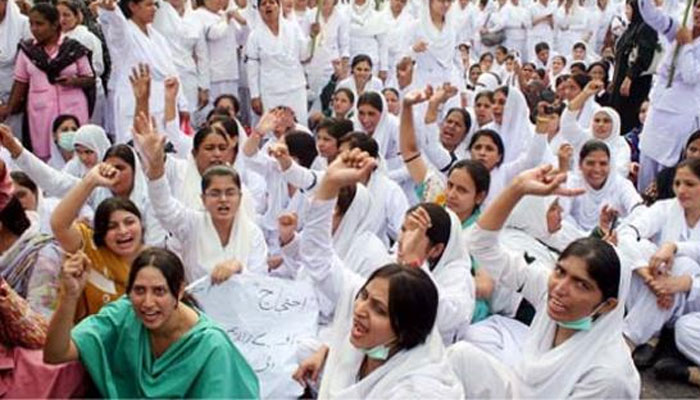 لاہورمیں ینگ نرسزکااحتجاجی دھرنا تیسرے روز بھی جاری