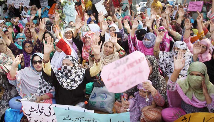 پنجاب اسمبلی کے باہر اساتذہ سراپا احتجاج