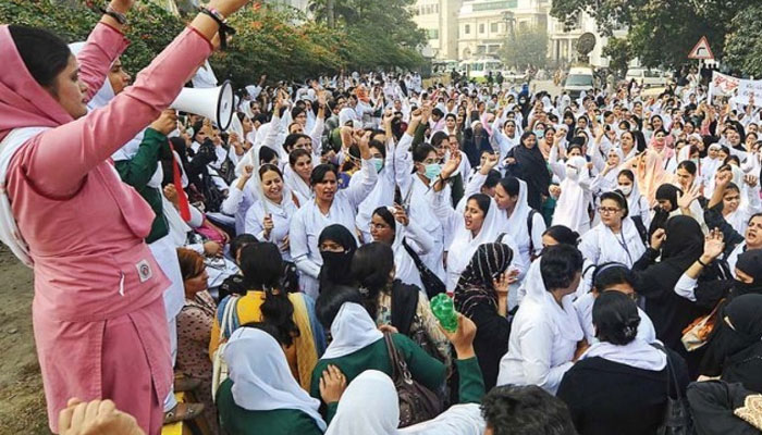 لاہور:ینگ نرسز کا 5 روز سے جاری دھرنا ختم