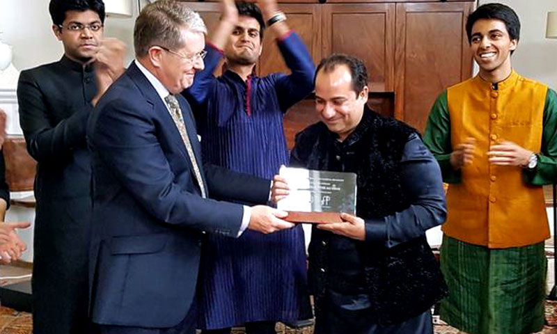 راحت فتح علی کو آکسفورڈ یونیورسٹی کا لائف ٹائم اچیومنٹ ایوارڈ