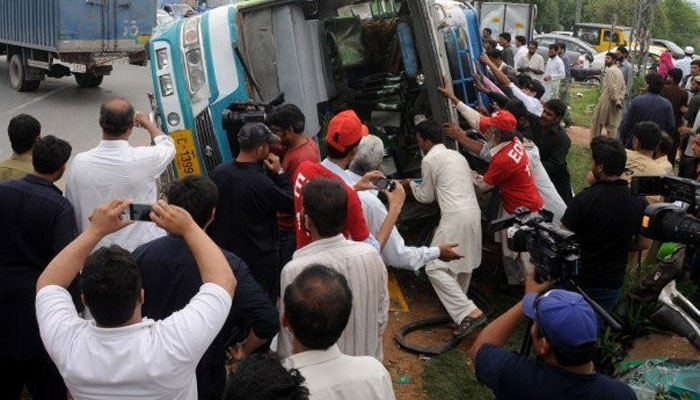 فتح جنگ:بس الٹ گئی،2مسافرجاں بحق ،36زخمی