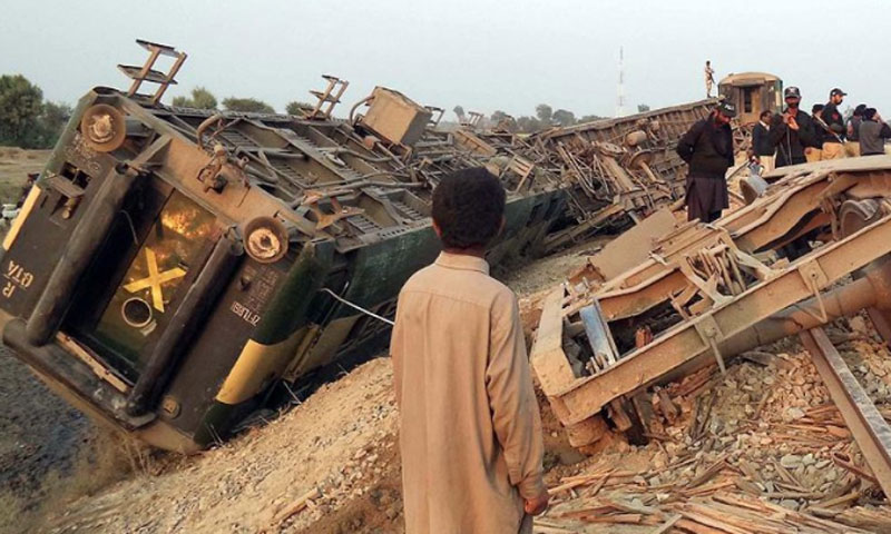 سکھر :مال گاڑی کی تین بوگیاں پٹری سے اترگئیں